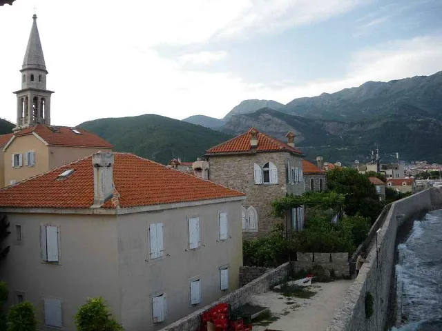 Haus an der Frontlinie in Budva — photo 7